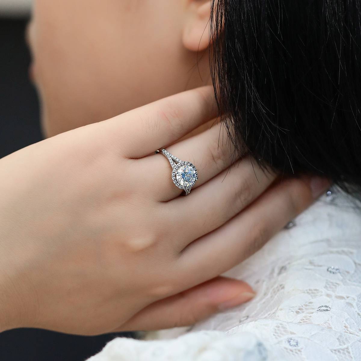 双臂圆包S925银镀白金莫桑钻女戒2.0克拉D级